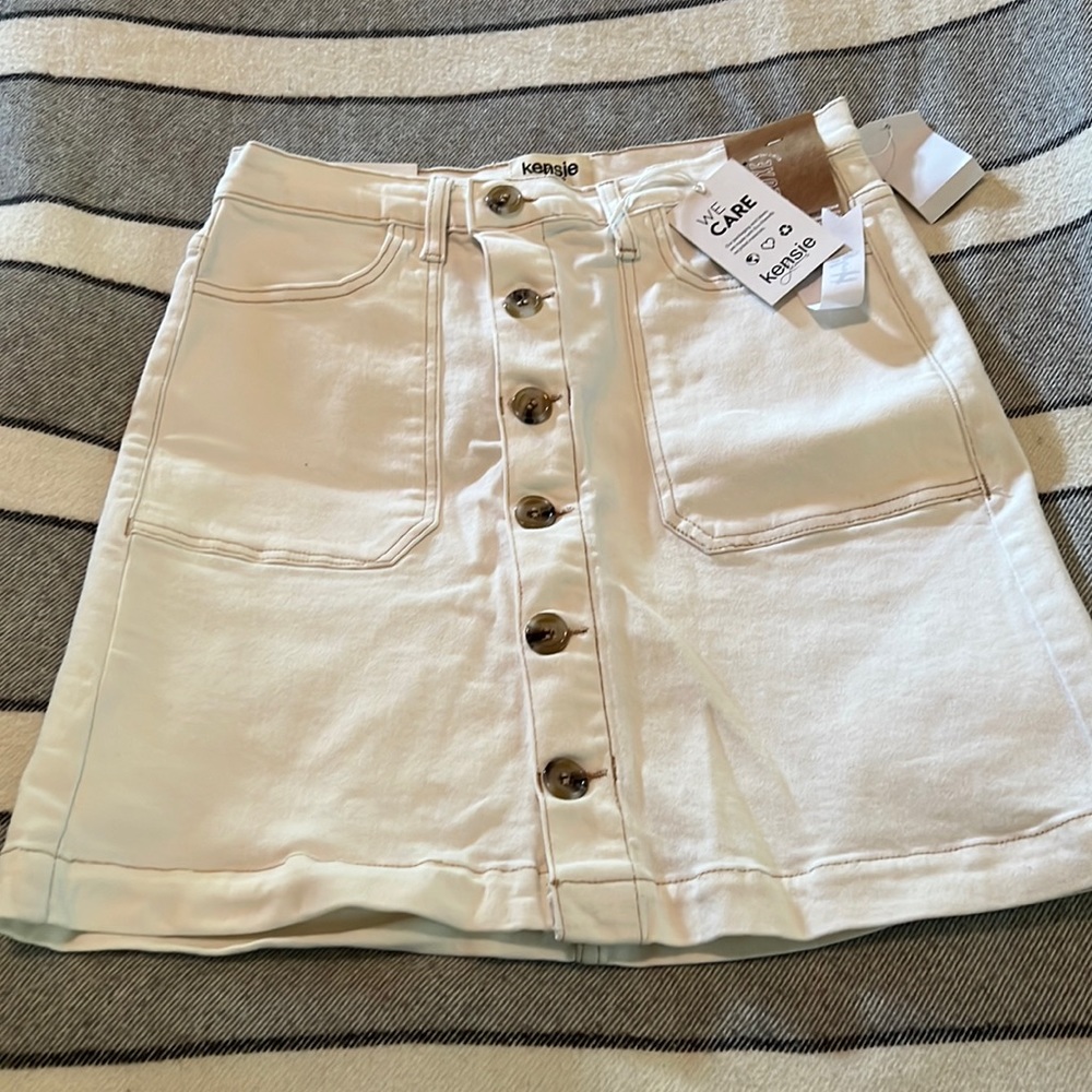 NWT Kenzie off white skirt